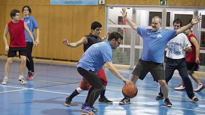 Foto de Martí Artalejo d'un partit de bàsquet