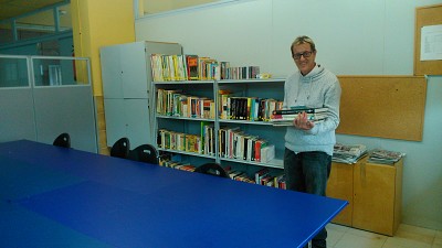 En Ferran Blasco amb el seu projecte de biblioteca al centre ocupacional Montilivi