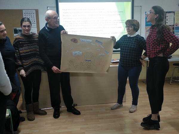 The Clover self-managers explain their project to the students of IES Montilivi