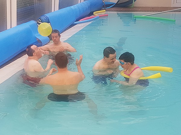 Actividad lúdica y terapéutica en la piscina de la residencia