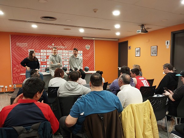 CaixaBank organise une rencontre avec les joueurs de Girona Basketball et les utilisateurs de la Fondation Ramon Noguera à Fontajau