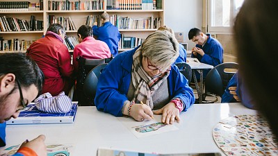 Usuaris de la biblioteca del centre ocupacional de Montilivi