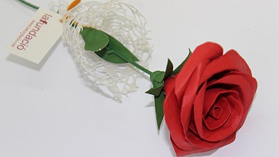 L'Àlex pintant una rosa de Sant Jordi