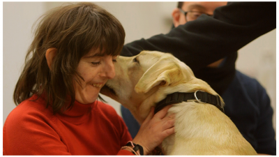 Una usuària del servei de Teràpia assistida amb gossos