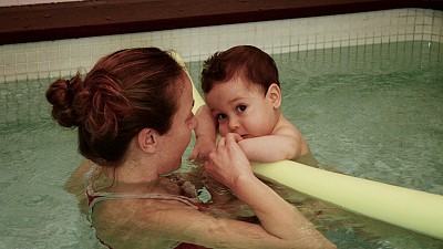 L'Anna Girbent fent hidroteràpia amb un infant