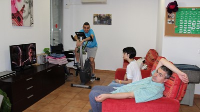 L'Àlex, la Sandra i l'Albert conviuen a la Llar Residencial VIII de Girona