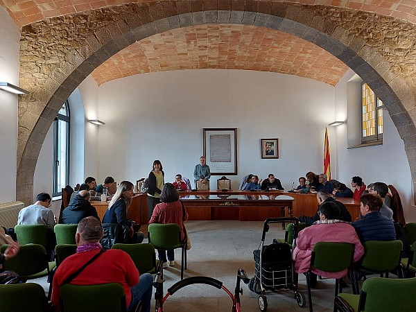 Les utilisateurs du centre d'occupation de la Fondation Ramon Noguera participent au plénum municipal de Llagostera