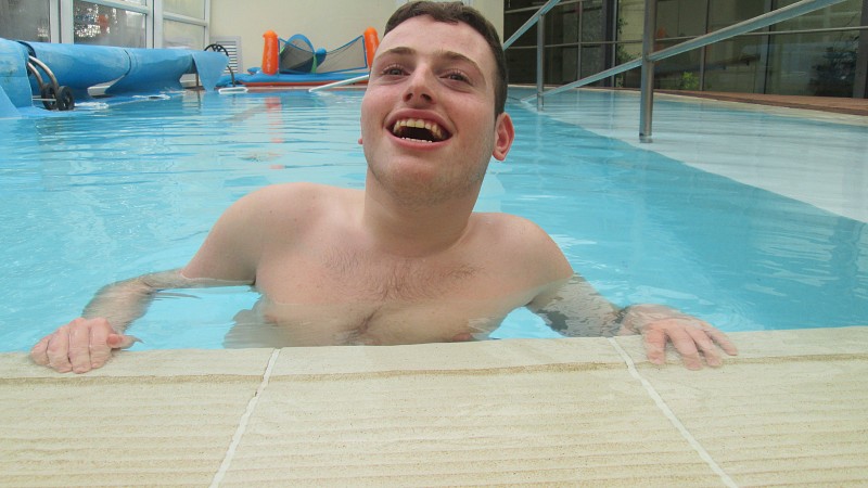 En Carles a la piscina del Centre d'Atenció Especialitzada