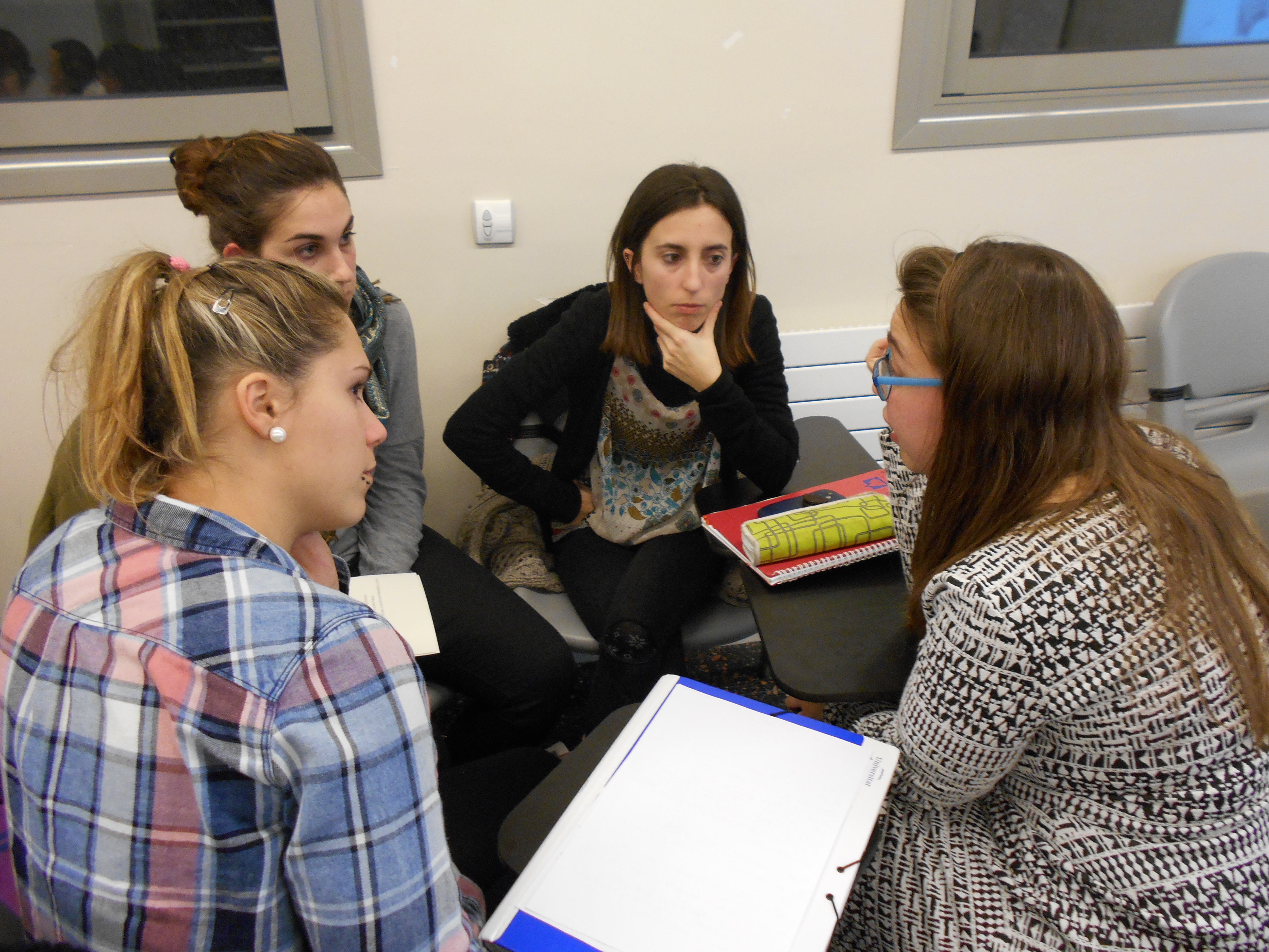 Une autonomie gouvernementale expliquant son expérience aux étudiants